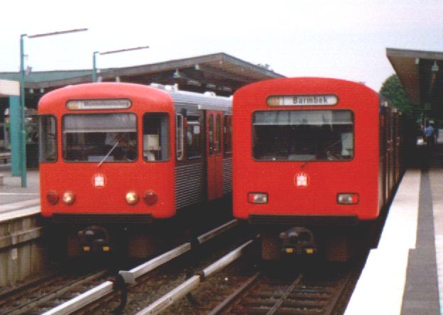 Zwei U-Bahn-Zuege vom Typ DT 2E - links mit alter Front, rechts mit neuer Front