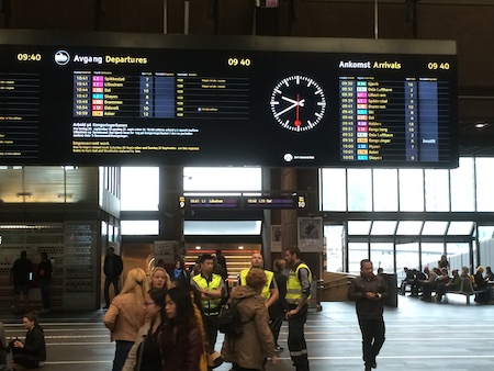 Anzeigetafel mit den abfahrenden und ankommenden S-Bahnzügen in der Osloer Zentralstation