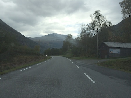 Strecke unter Fahrdraht in Seitenlage der Straße nach Rjukan. Im Hintergrund der Gaustastoppen, 2014