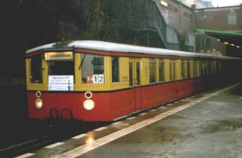 Ein Stadtbahner an seinem letzten Einsatztag auf dem Bahnhof Hermannstrasse